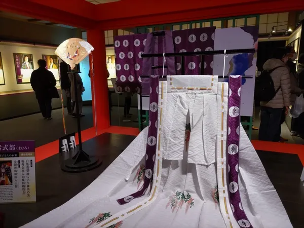 「光る君へ」びわ湖大津大河ドラマ館
衣装の展示、後ろに見えるのは登場人物の解説パネル
