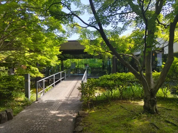 源氏物語ミュージアムのエントランス
庭園は緑豊かで癒されます。
5月だったので、鶯が鳴いていました。